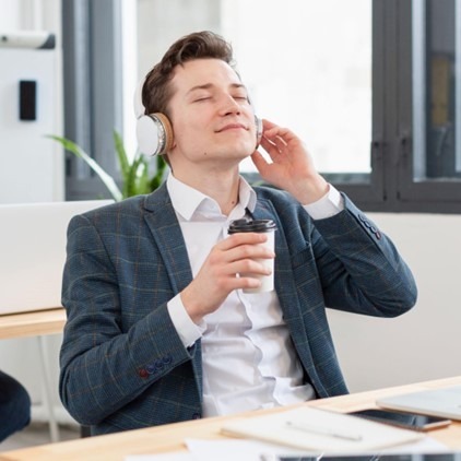 Imagem de um homem trabalhando em home office