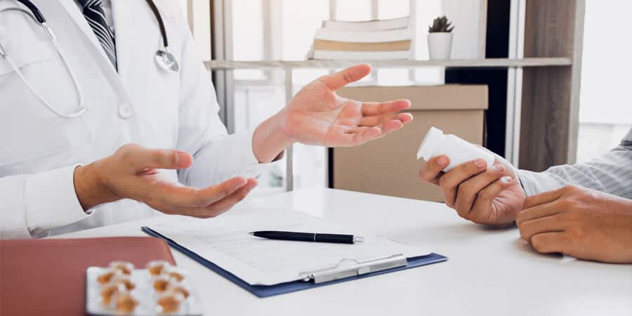 uma pessoa e um médico falando se a empresa pode descontar vale-alimentação com atestado