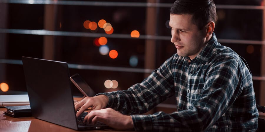 homem que recebe adicional noturno trabalhando no escritório durante a noite