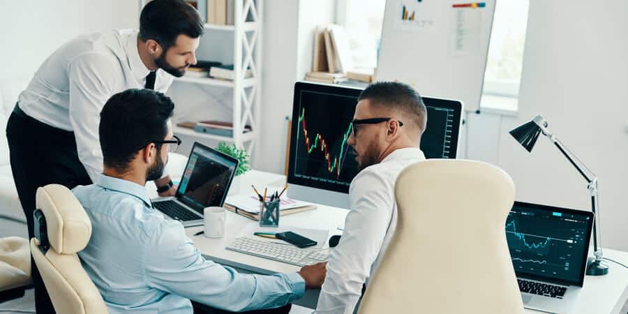 profissionais analisando dados para fazer avaliação de desempenho na empresa