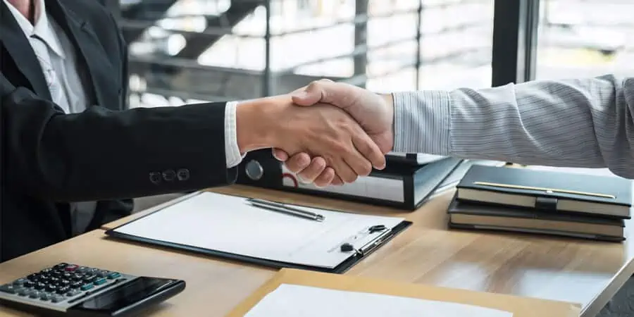 colaborador segurando a mão de funcionário após carta de demissão