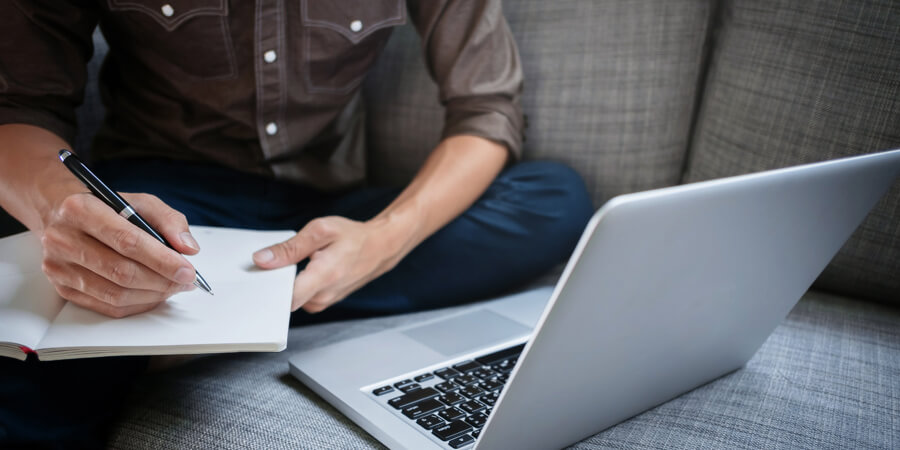 homem estudando em frente ao notebook sobre como abrir uma microempresa