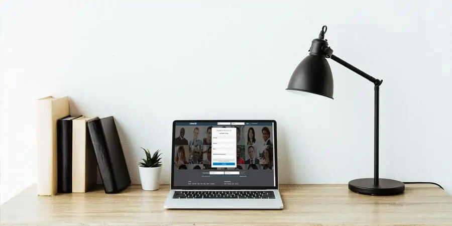 computador em cima da mesa aberto em página sobre como fazer um bom perfil no linkedin