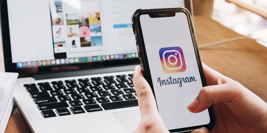 pessoa mostrando como vender pelo instagram no celular