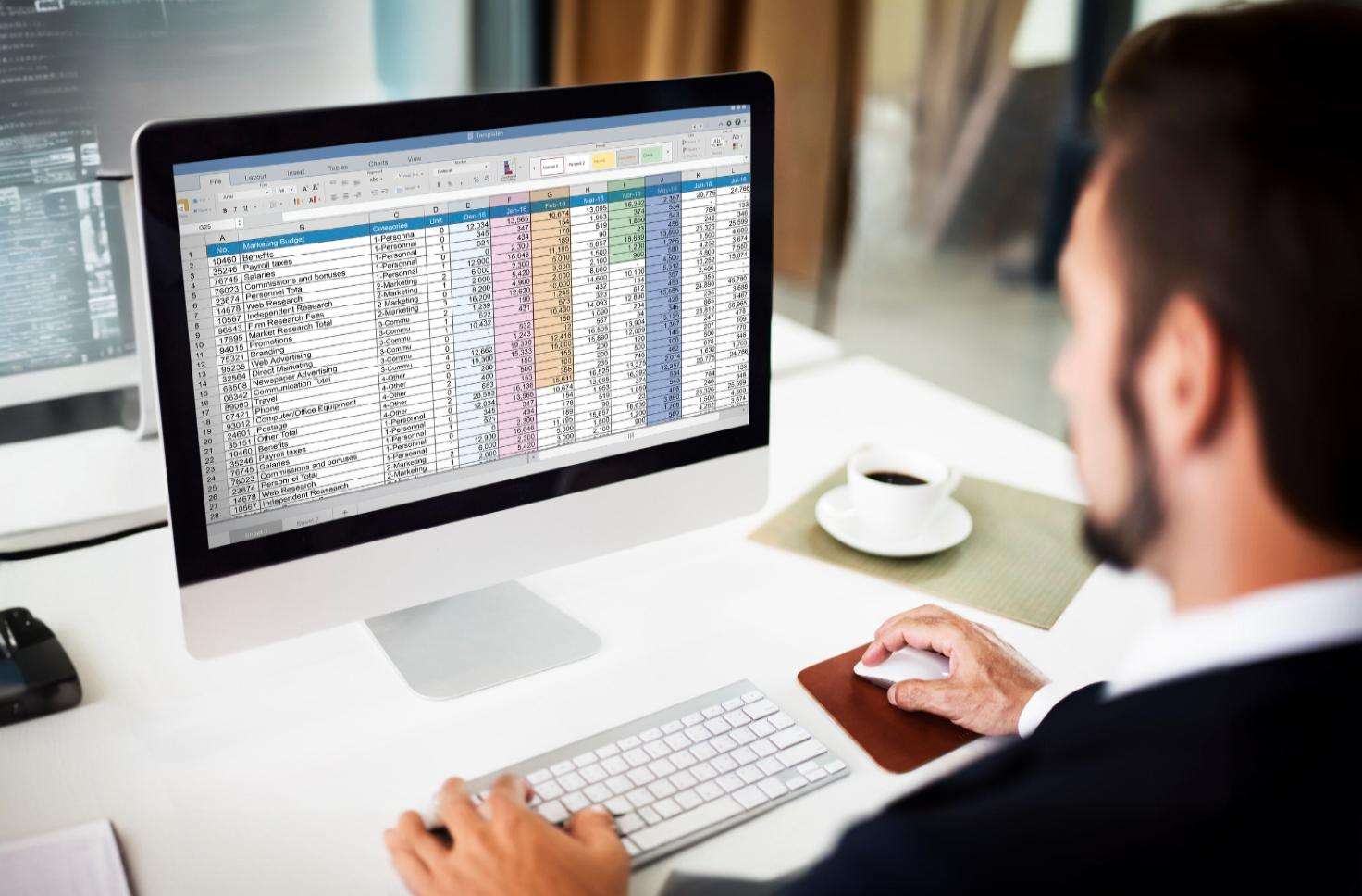 Imagem de uma pessoa fazendo gerenciamento de ponto no Excel