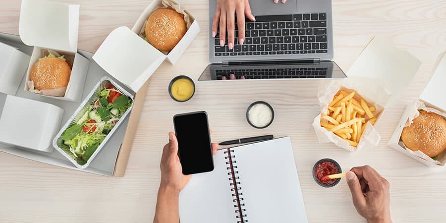 mesa com alimentos solicitado via mercado de benefícios