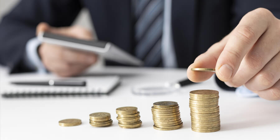 patrão separando moedas representando o que é pró-labore
