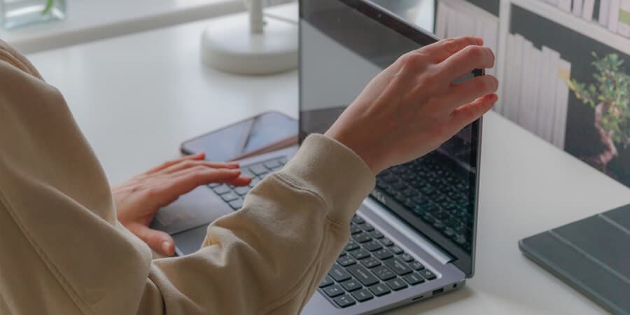 gestor buscando o que o RH pode consultar antes de contratar
