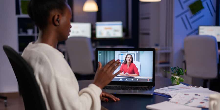Tendências de RH, mulher fazendo entrevista online através do notebook