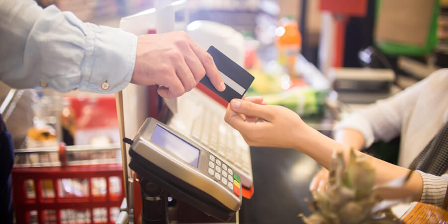 mulher tentando descobrir se vale-alimentação acumula