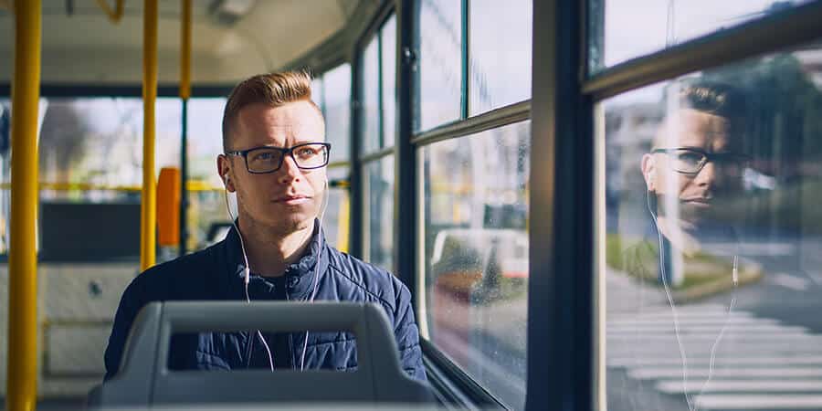 profissional sentado no ônibus após utilizar seu vale-transporte