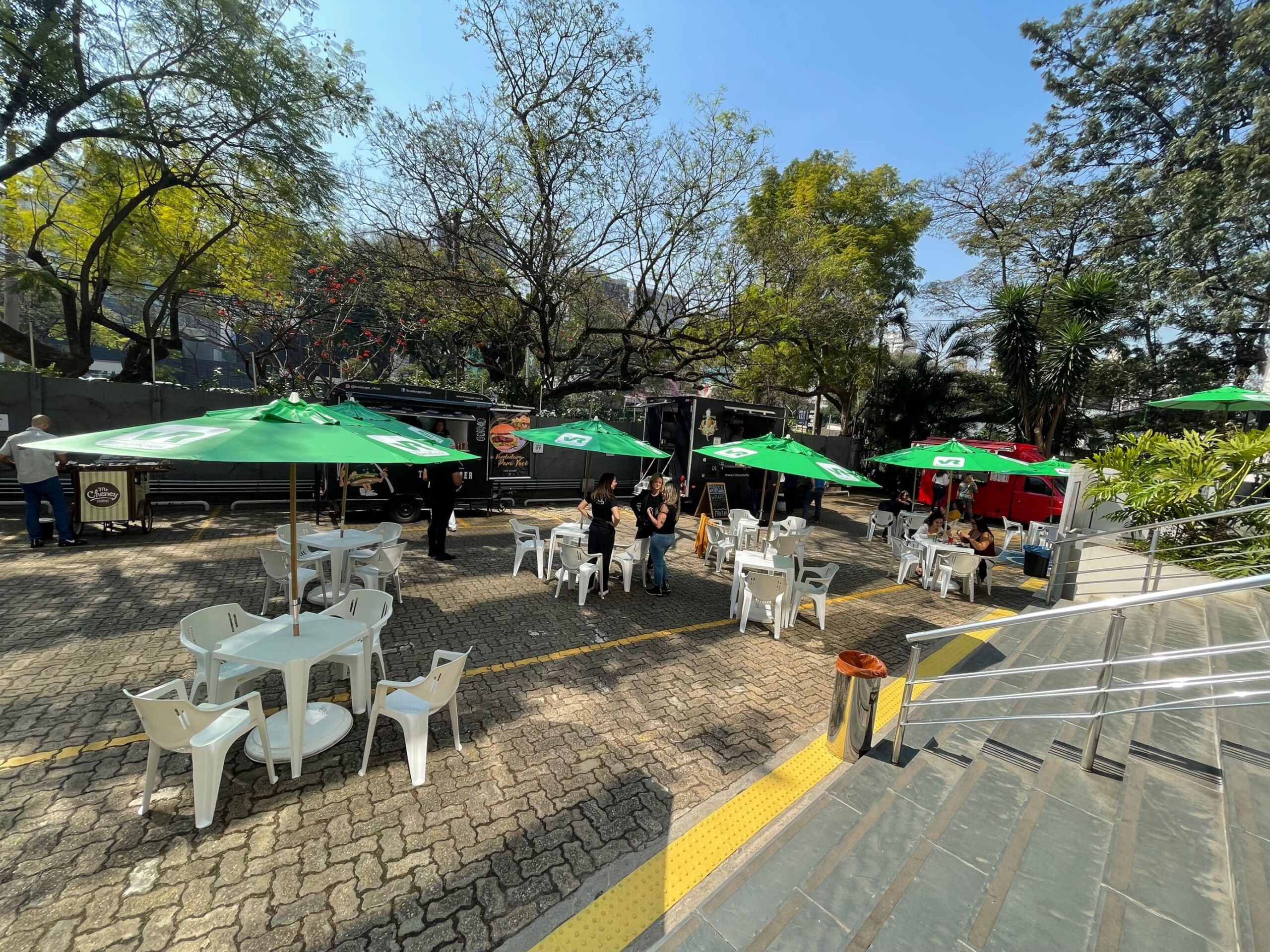 Praça de alimentação com várias mesas