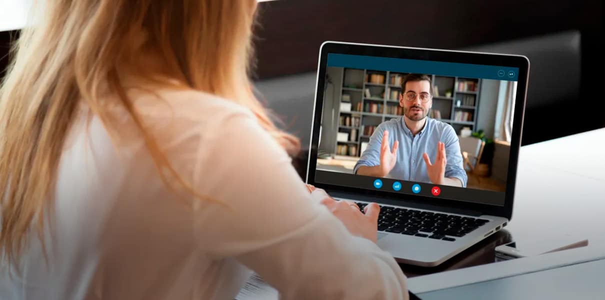 mulher fazendo entrevista de emprego online com um candidato