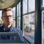 profissional sentado no ônibus após utilizar seu vale-transporte