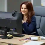mulher sentada na mesa em frente ao computador fazendo recrutamento online