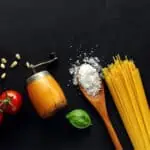 tomate, macarrão, azeite e temperos entre as opções do que pode comprar com vale alimentação