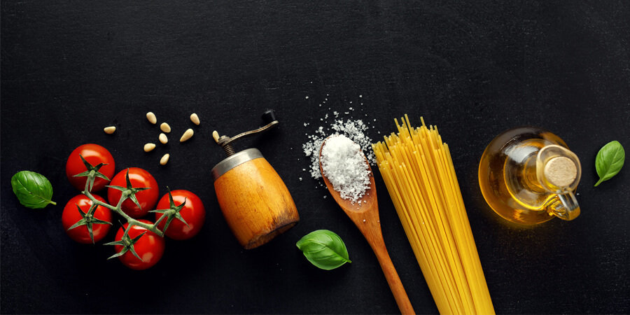 tomate, macarrão, azeite e temperos entre as opções do que pode comprar com vale alimentação