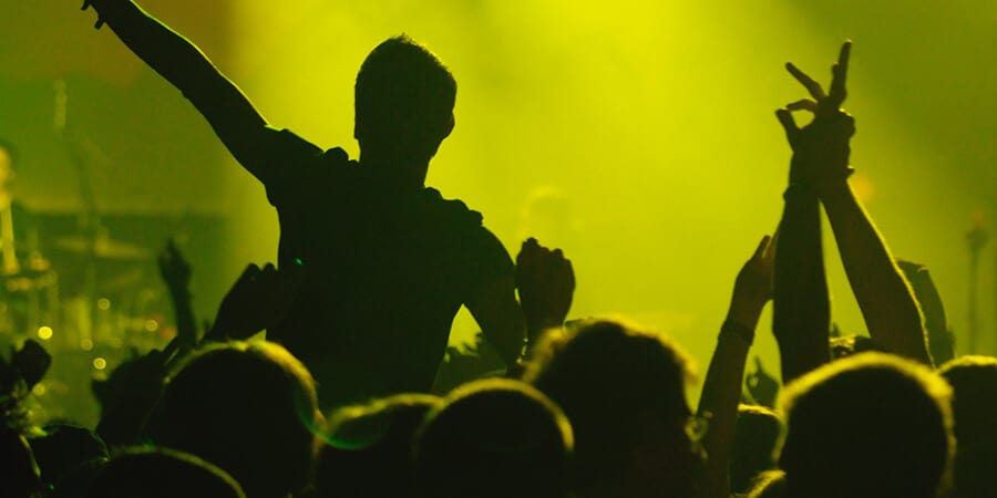 imagem de plateia de um show representando o vale-cultura