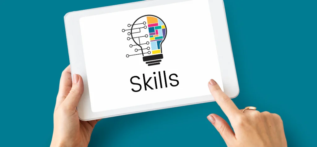 Mãos segurando um tablet que exibe ícone de lâmpada com circuitos e a palavra "Skills", representando competências e inovação.