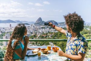 Descubra os 6 restaurantes que aceitam VR no Rio de Janeiro