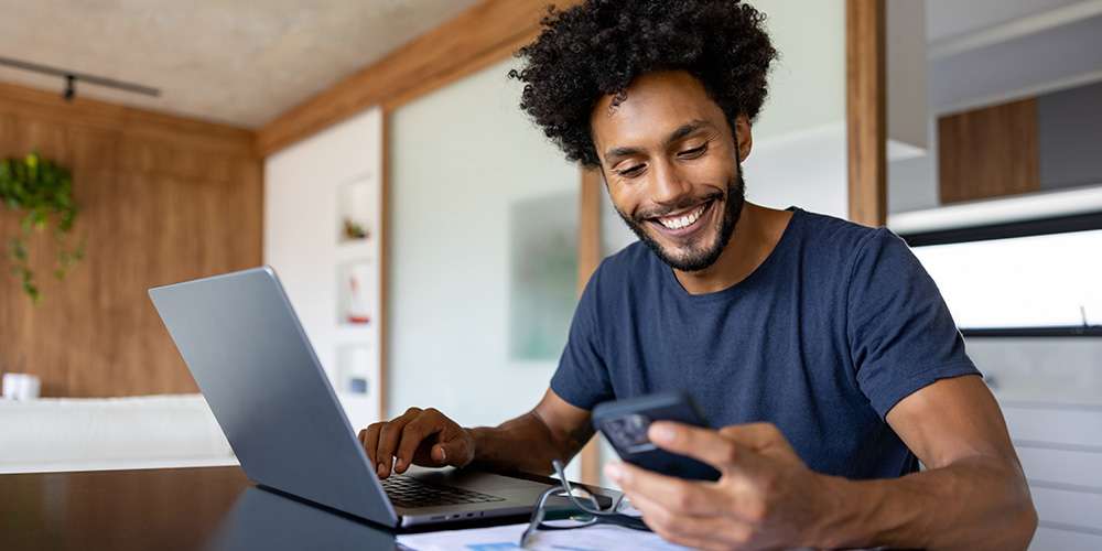 Imagem de um jovem aprendendo sobre educação financeira