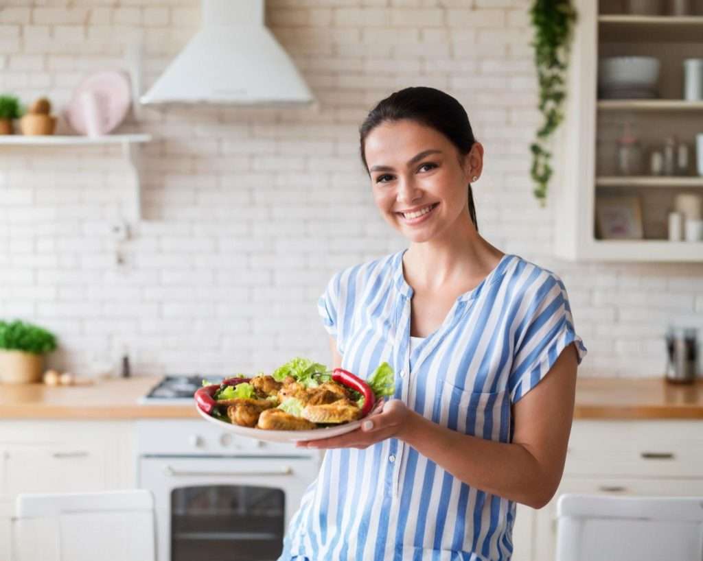 Imagem de uma mulher segurando uma cesta de alimentos