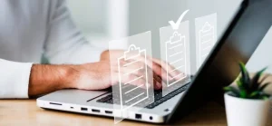 Uma pessoa digitando em um laptop com ícones gráficos de listas de verificação e uma sobreposição de marcas de seleção, simbolizando a conclusão da tarefa e a produtividade.