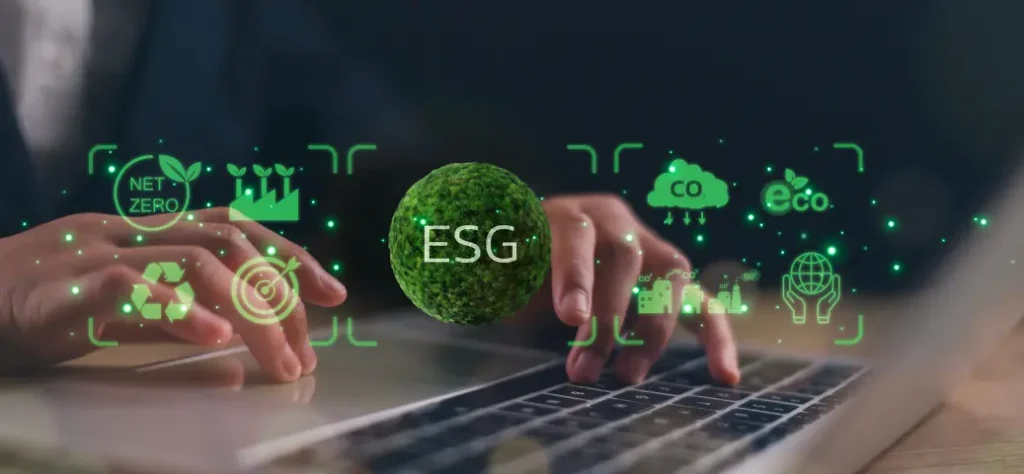 Mãos digitando em um laptop, com um globo verde "ESG" e ícones ecológicos destacando sustentabilidade, neutralidade de carbono e reciclagem.