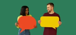 Duas pessoas seguram balões de fala coloridos, um laranja e um amarelo, sobre um fundo verde brilhante.