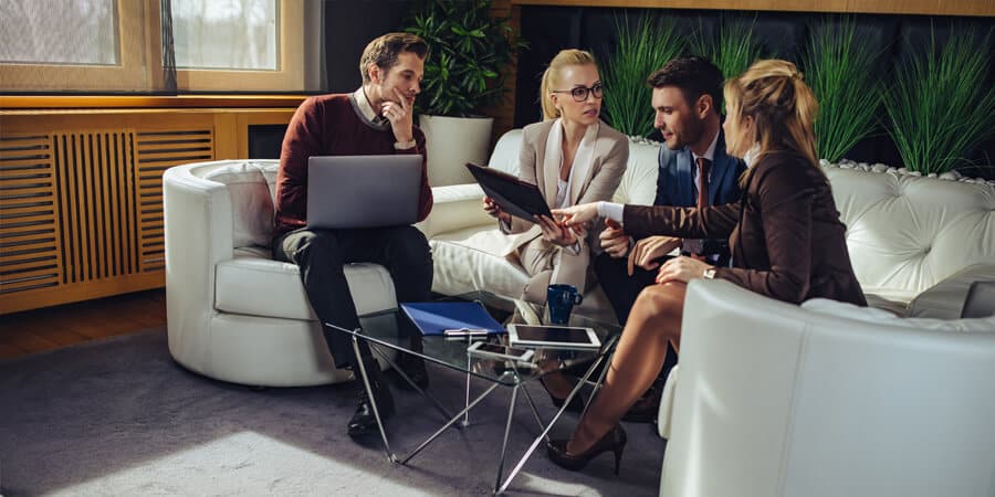 profissionais reunidos fazendo o clima organizacional da empresa