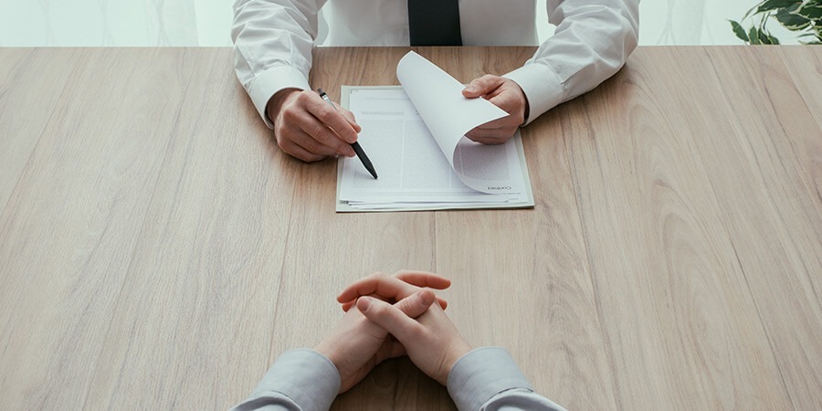 recrutador realizando uma entrevista estruturada