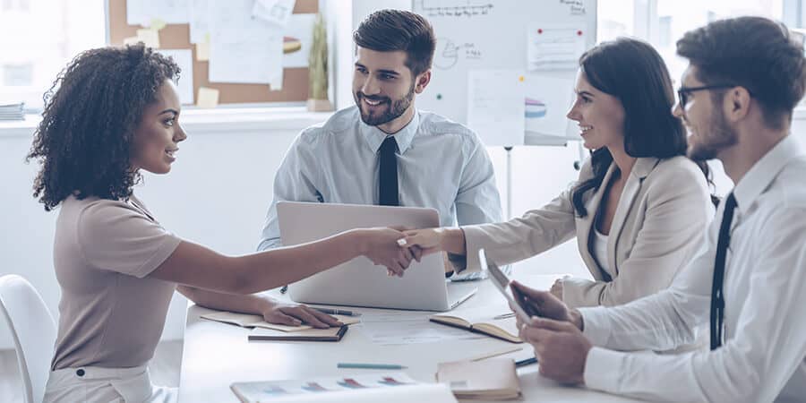 reunião entre trabalhadores aplicando técnicas de onboarding