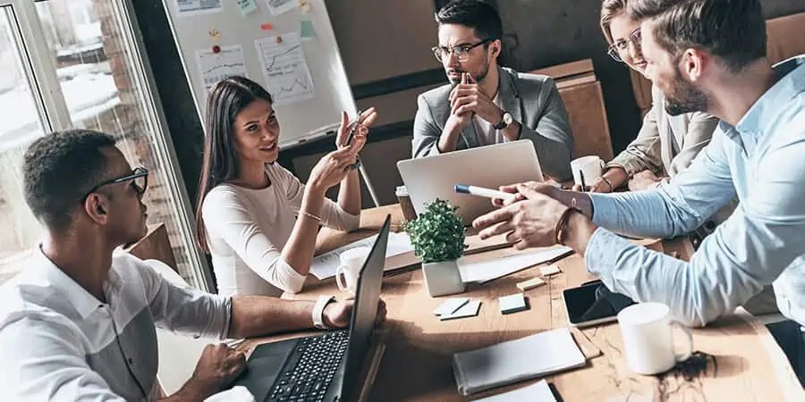 squads tomando decisões sobre a empresa em reunião