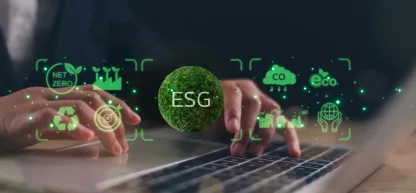 Mão colocando um bloco com "ESG" em uma série de blocos de madeira representando ícones de sustentabilidade, responsabilidade social e governança.