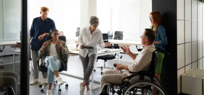 Um grupo diversificado de profissionais envolvidos em uma discussão ao redor de uma mesa de conferência em um ambiente de escritório moderno.
