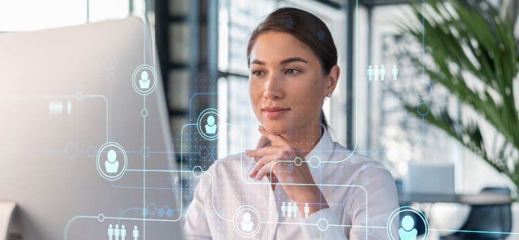 Mulher em escritório moderno com interface digital de rede de pessoas, representando gestão de RH, benefícios e conexões.