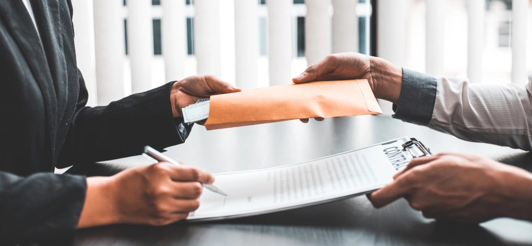 O Gemini disse Mão entrega envelope com dinheiro sobre contrato, representando o pagamento de verbas rescisórias em ambiente corporativo.