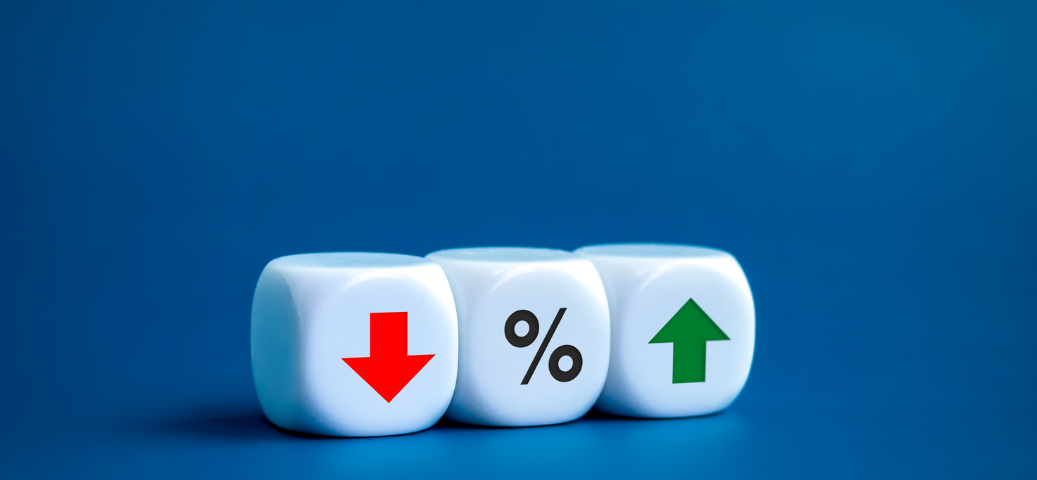 Três dados brancos em fundo azul mostram uma seta vermelha para baixo, um símbolo de porcentagem e uma seta verde para cima.