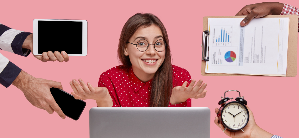 Moça sorri em meio ao caos: mãos entregam tablet, celular, relógio e relatórios sob fundo rosa. Ela não sabe em que focar primeiro.
