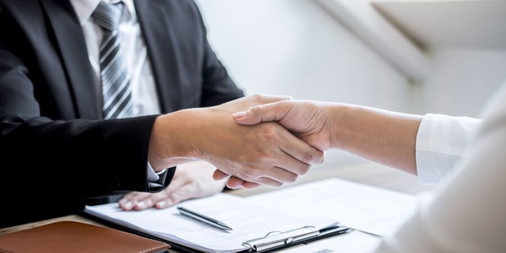 patrão e chefe fechando acordo sobre trabalho intermitente