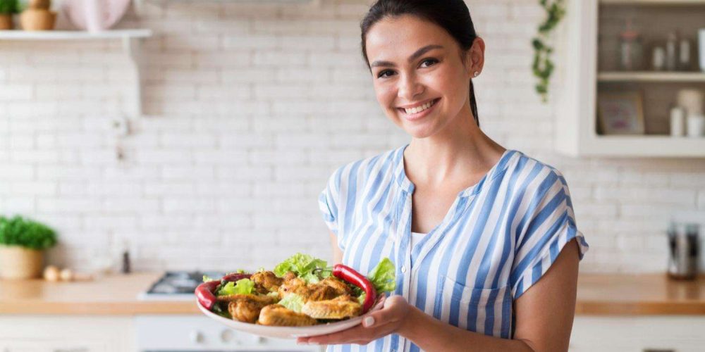 Imagem de uma mulher segurando uma cesta de alimentos