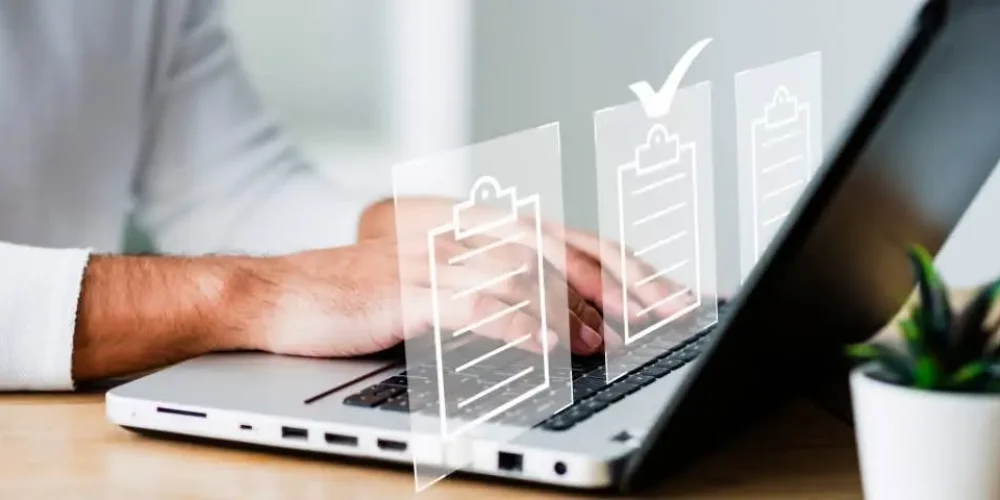 Uma pessoa digitando em um laptop com ícones gráficos de listas de verificação e uma sobreposição de marcas de seleção, simbolizando a conclusão da tarefa e a produtividade.